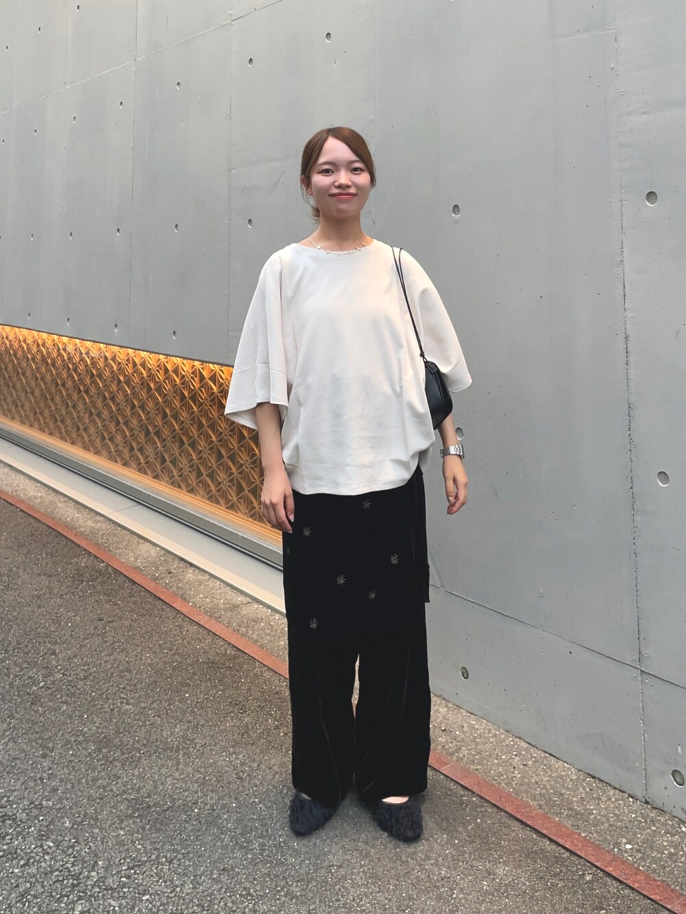 ブラック系のその他シューズ、ブラック系のショルダーバッグ、ブラック系のその他パンツを着用したレディースの秋コーディネートの2枚目の写真