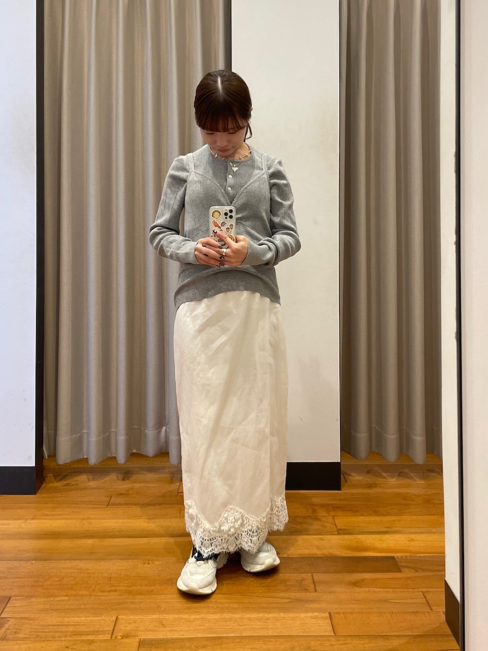 グレー系のニット/セーター、グレー系のニット/セーター、ベージュ系のスカートを着用したレディースの冬コーディネートの2枚目の写真