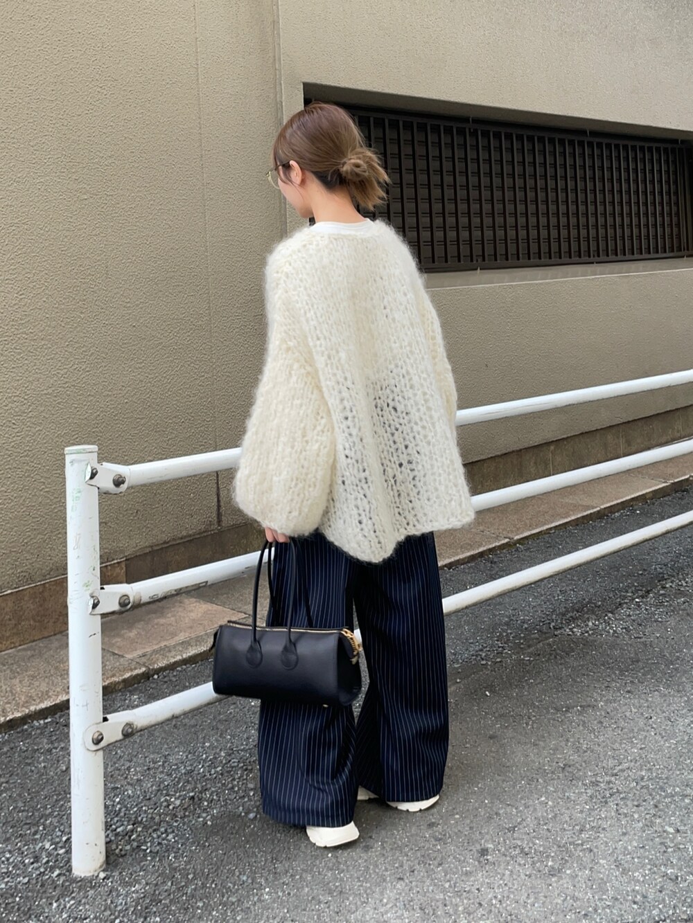 その他のその他パンツ、ブラック系のショルダーバッグ、ホワイト系のニット/セーターを着用したレディースの秋コーディネートの5枚目の写真