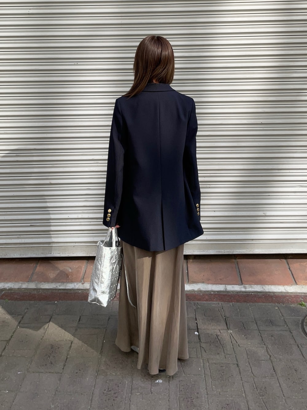 ブルー系のその他アウター、ブルー系のカーディガン/ボレロ、シルバー系のトートバッグを着用したレディースの春コーディネートの4枚目の写真