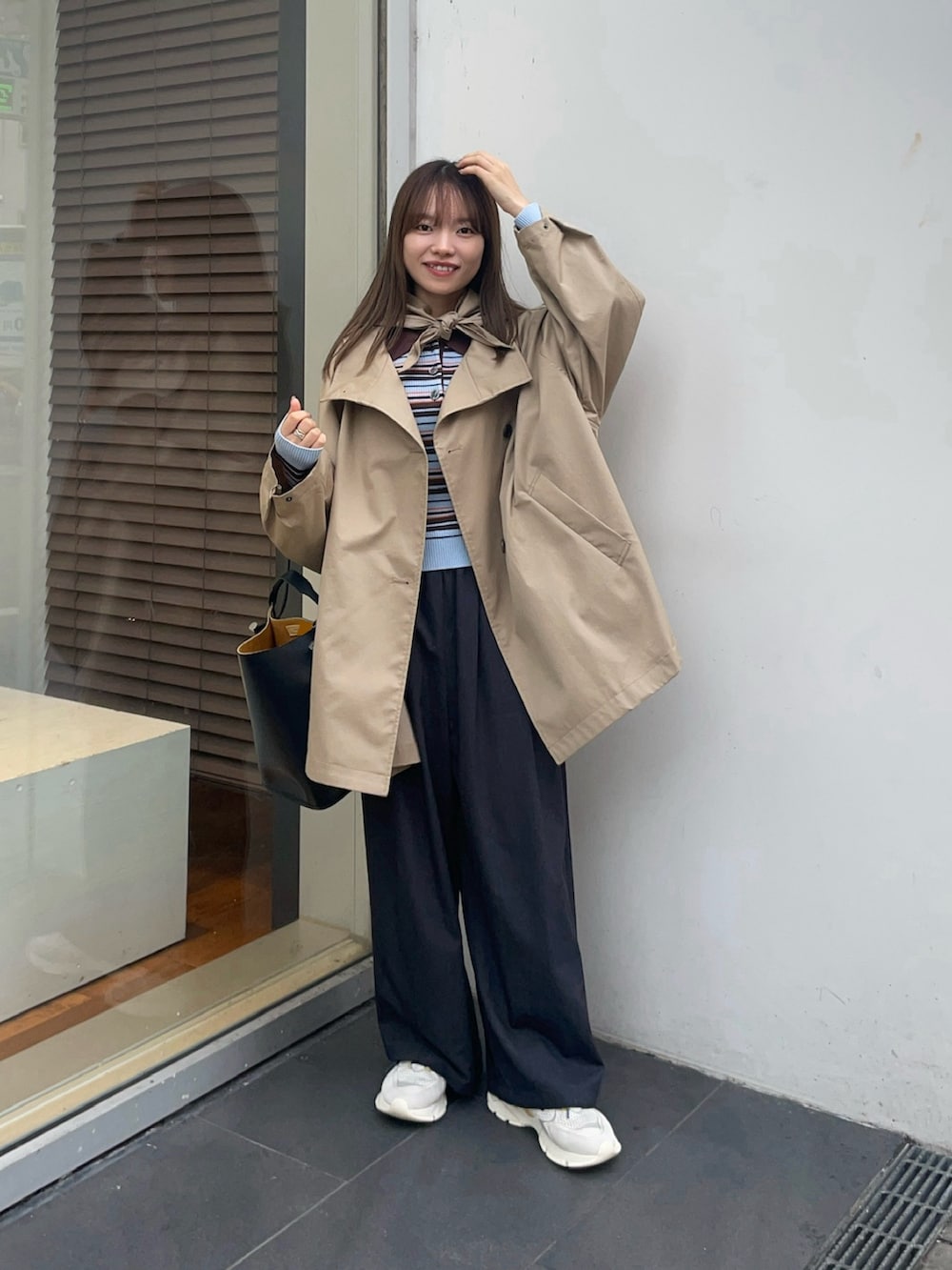 その他のニット/セーター、ベージュ系のトレンチコート、グレー系のその他パンツを着用したレディースの冬コーディネートの3枚目の写真