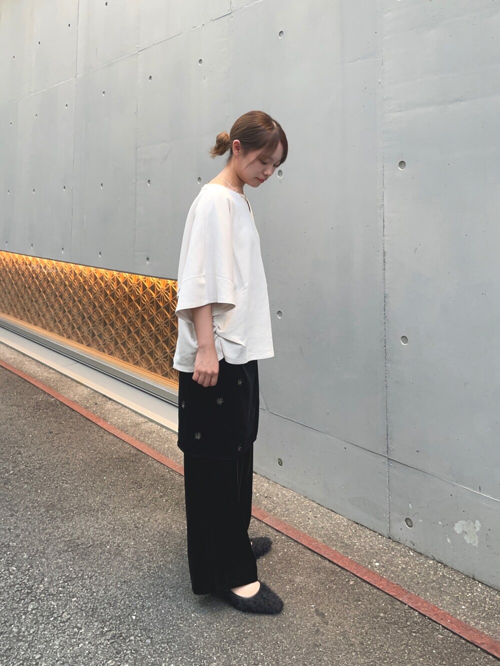 ブラック系のその他シューズ、ブラック系のショルダーバッグ、ブラック系のその他パンツを着用したレディースの秋コーディネートの5枚目の写真