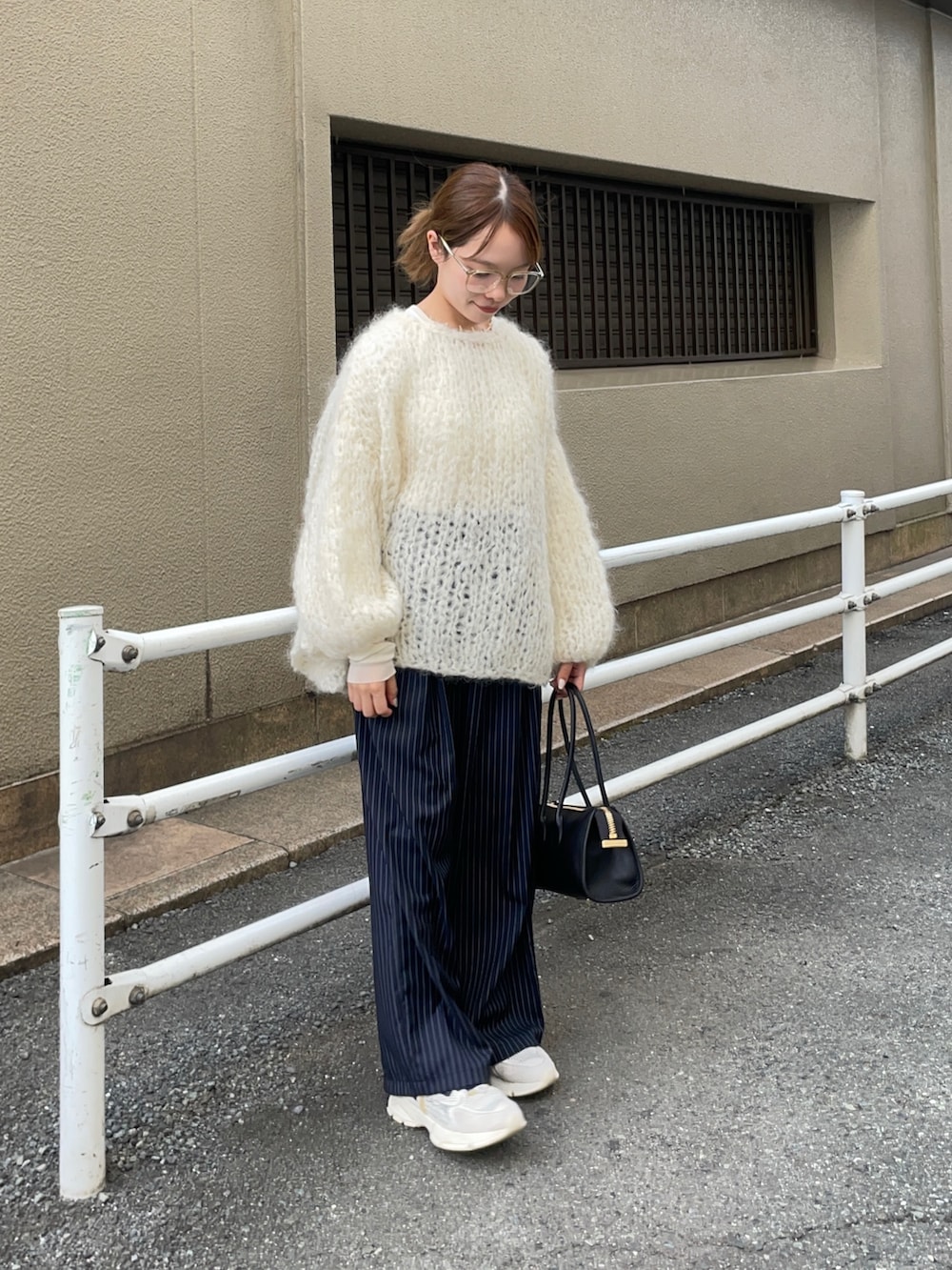 その他のその他パンツ、ブラック系のショルダーバッグ、ホワイト系のニット/セーターを着用したレディースの秋コーディネートの7枚目の写真