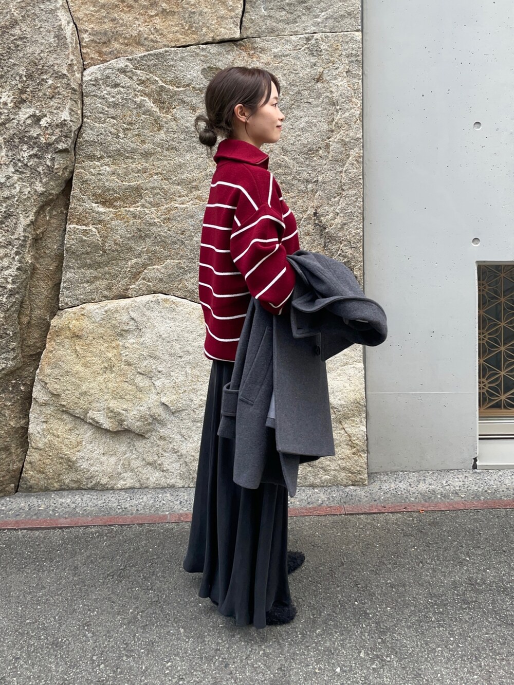 ブラック系のスカート、ブラック系のその他シューズ、ブラック系のショルダーバッグを着用したレディースの秋コーディネートの7枚目の写真