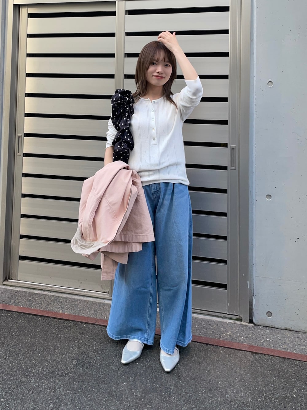 ピンク系のカバーオール、ブラック系のショルダーバッグ、ホワイト系のニット/セーターを着用したレディースの春コーディネートの9枚目の写真