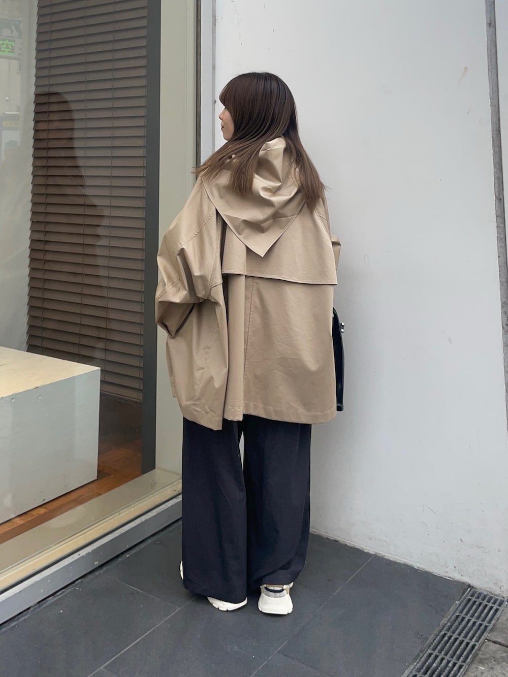 その他のニット/セーター、ベージュ系のトレンチコート、グレー系のその他パンツを着用したレディースの冬コーディネートの5枚目の写真