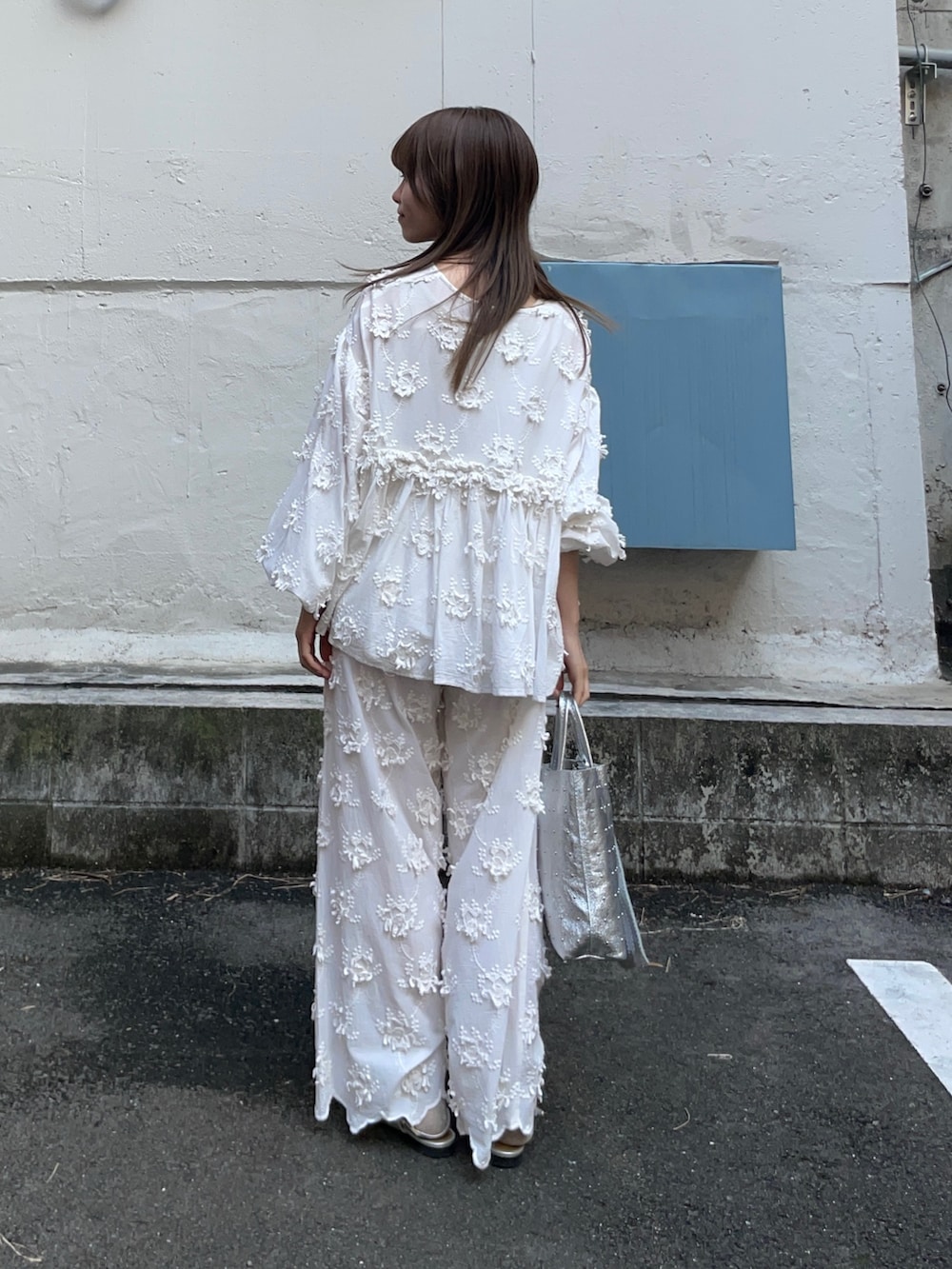 ホワイト系のカーディガン/ボレロ、ホワイト系のその他パンツ、シルバー系のトートバッグを着用したレディースの春コーディネートの4枚目の写真