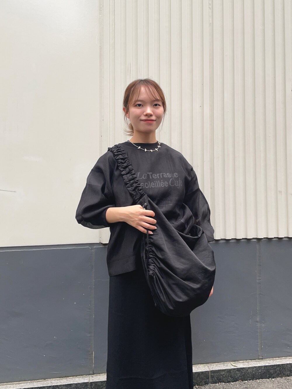 ブラック系のTシャツ/カットソー、ブラック系のTシャツ/カットソー、ブラック系のショルダーバッグを着用したレディースの秋コーディネートの2枚目の写真