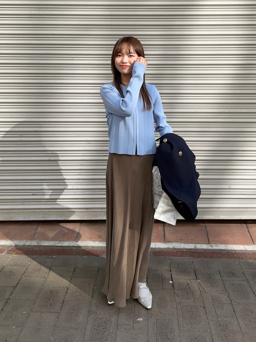 ブルー系のその他アウター、ブルー系のカーディガン/ボレロ、シルバー系のトートバッグを着用したレディースの春コーディネートの9枚目の写真