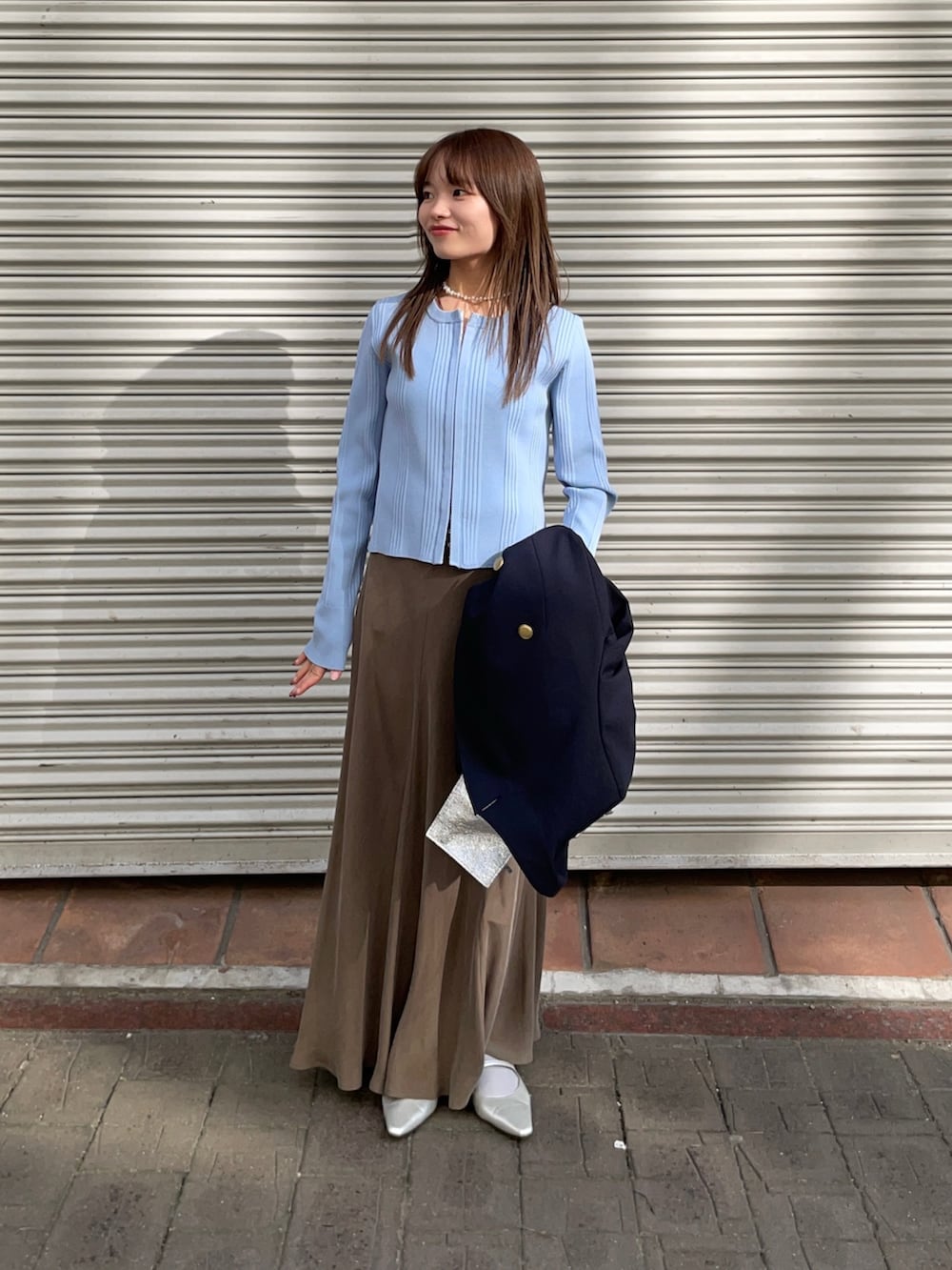 ブルー系のその他アウター、ブルー系のカーディガン/ボレロ、シルバー系のトートバッグを着用したレディースの春コーディネートの8枚目の写真