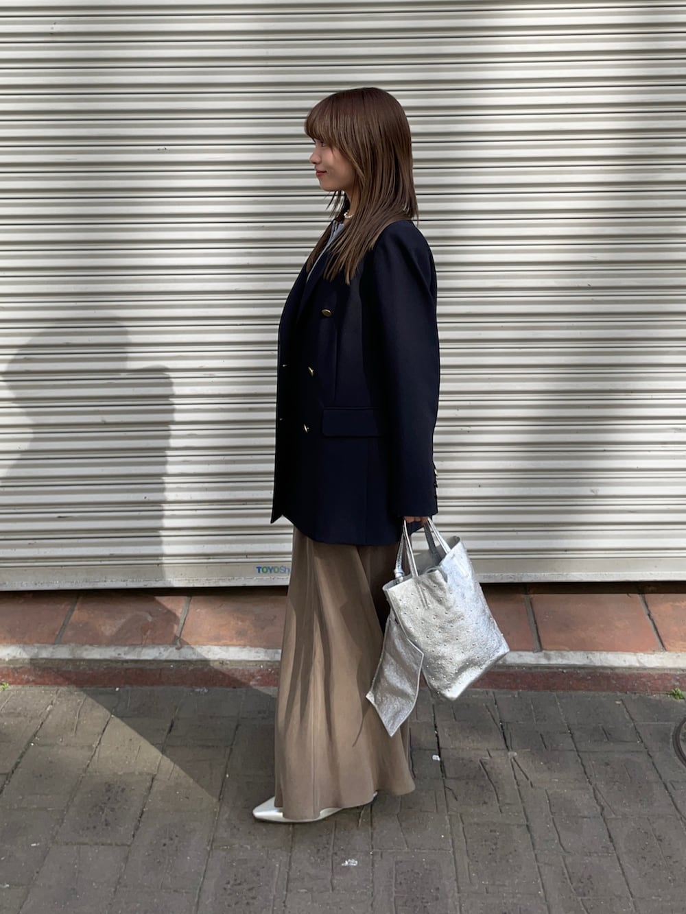 ブルー系のその他アウター、ブルー系のカーディガン/ボレロ、シルバー系のトートバッグを着用したレディースの春コーディネートの3枚目の写真