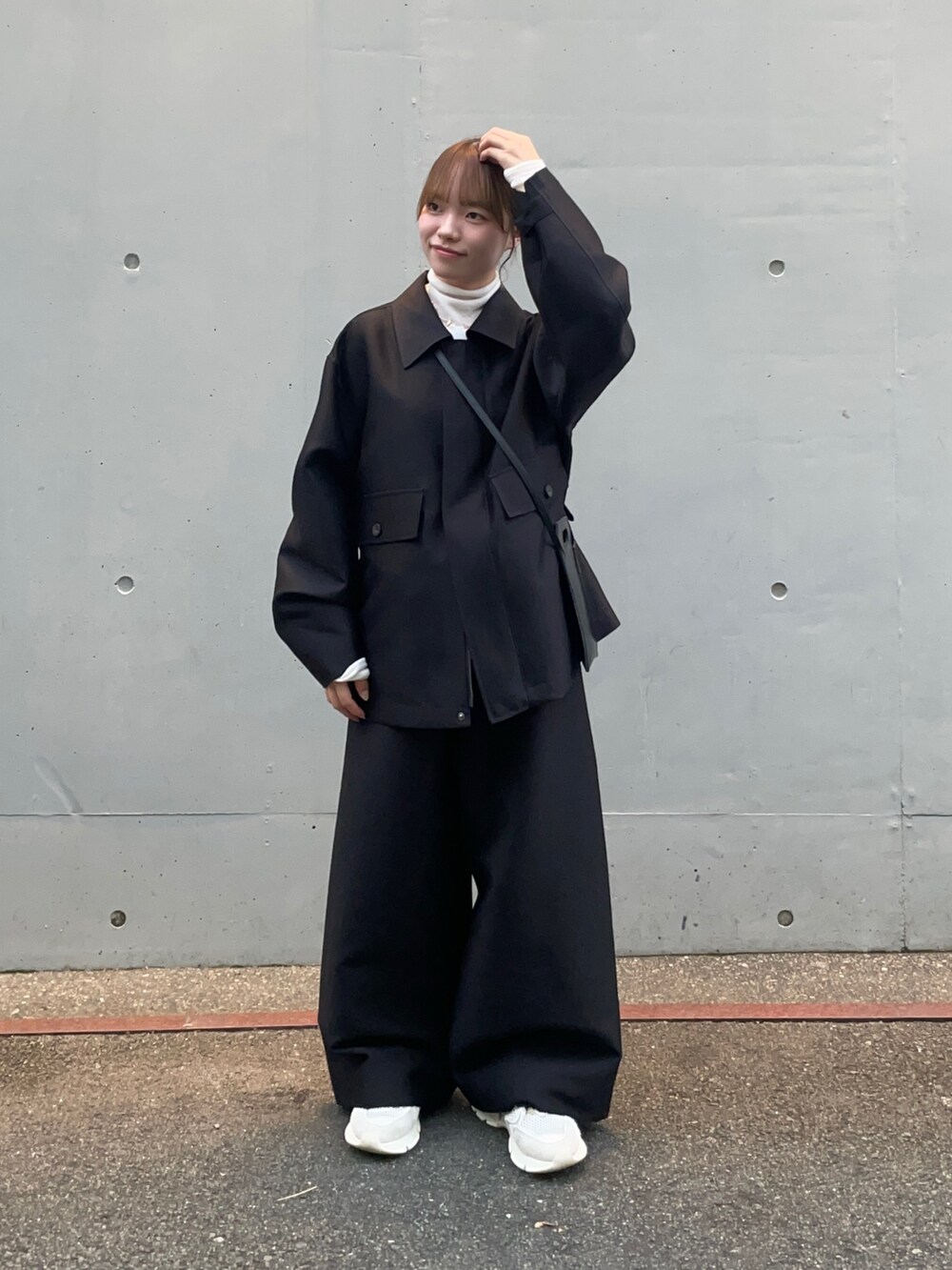 ホワイト系のニット/セーター、ブラック系のその他アウター、ブラック系のその他パンツを着用したレディースの秋コーディネートの9枚目の写真