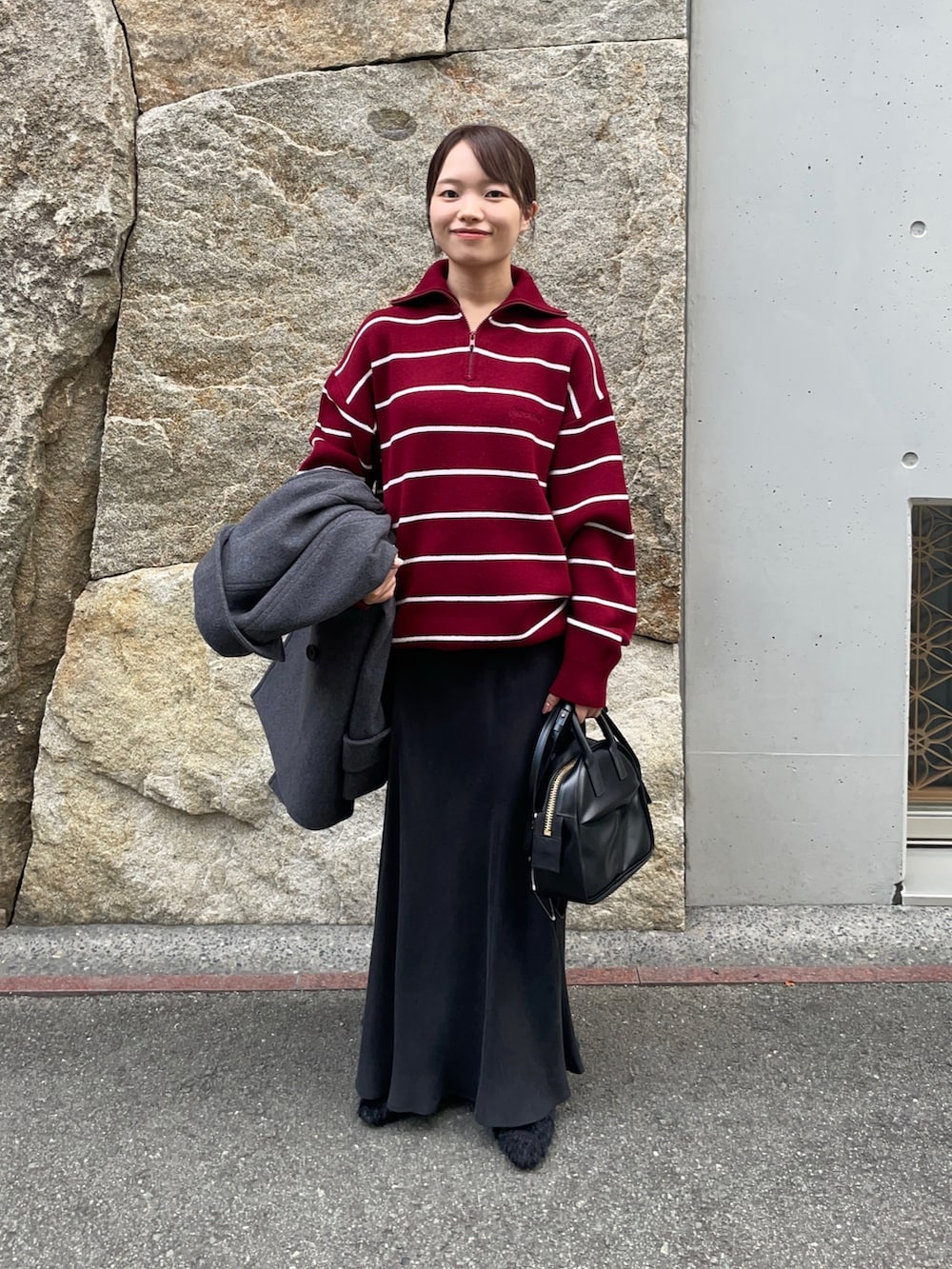 ブラック系のスカート、ブラック系のその他シューズ、ブラック系のショルダーバッグを着用したレディースの秋コーディネートの2枚目の写真