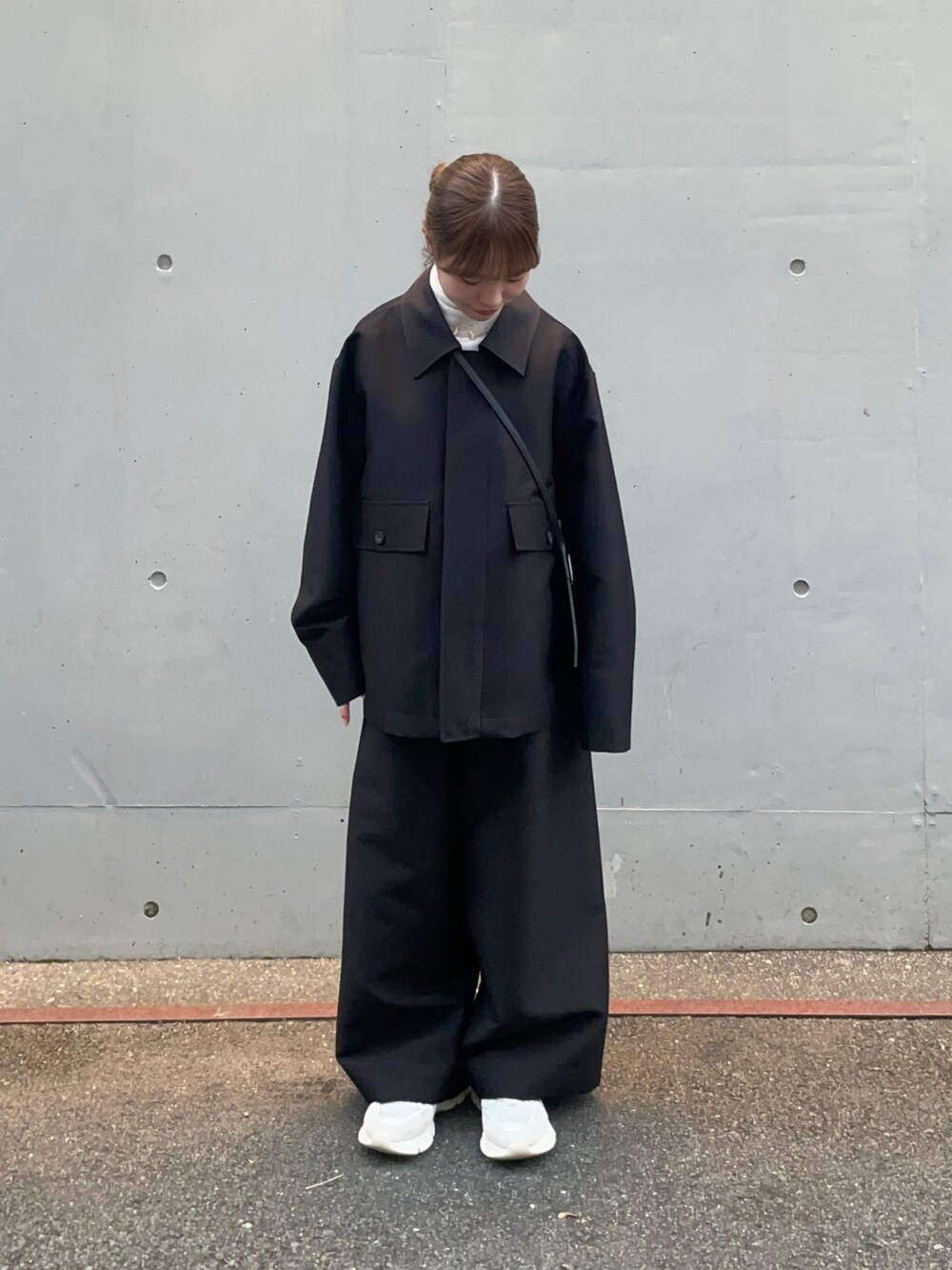 ホワイト系のニット/セーター、ブラック系のその他アウター、ブラック系のその他パンツを着用したレディースの秋コーディネートの2枚目の写真