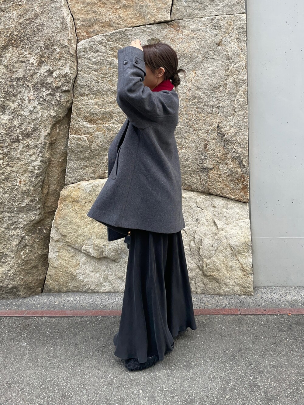 ブラック系のスカート、ブラック系のその他シューズ、ブラック系のショルダーバッグを着用したレディースの秋コーディネートの4枚目の写真