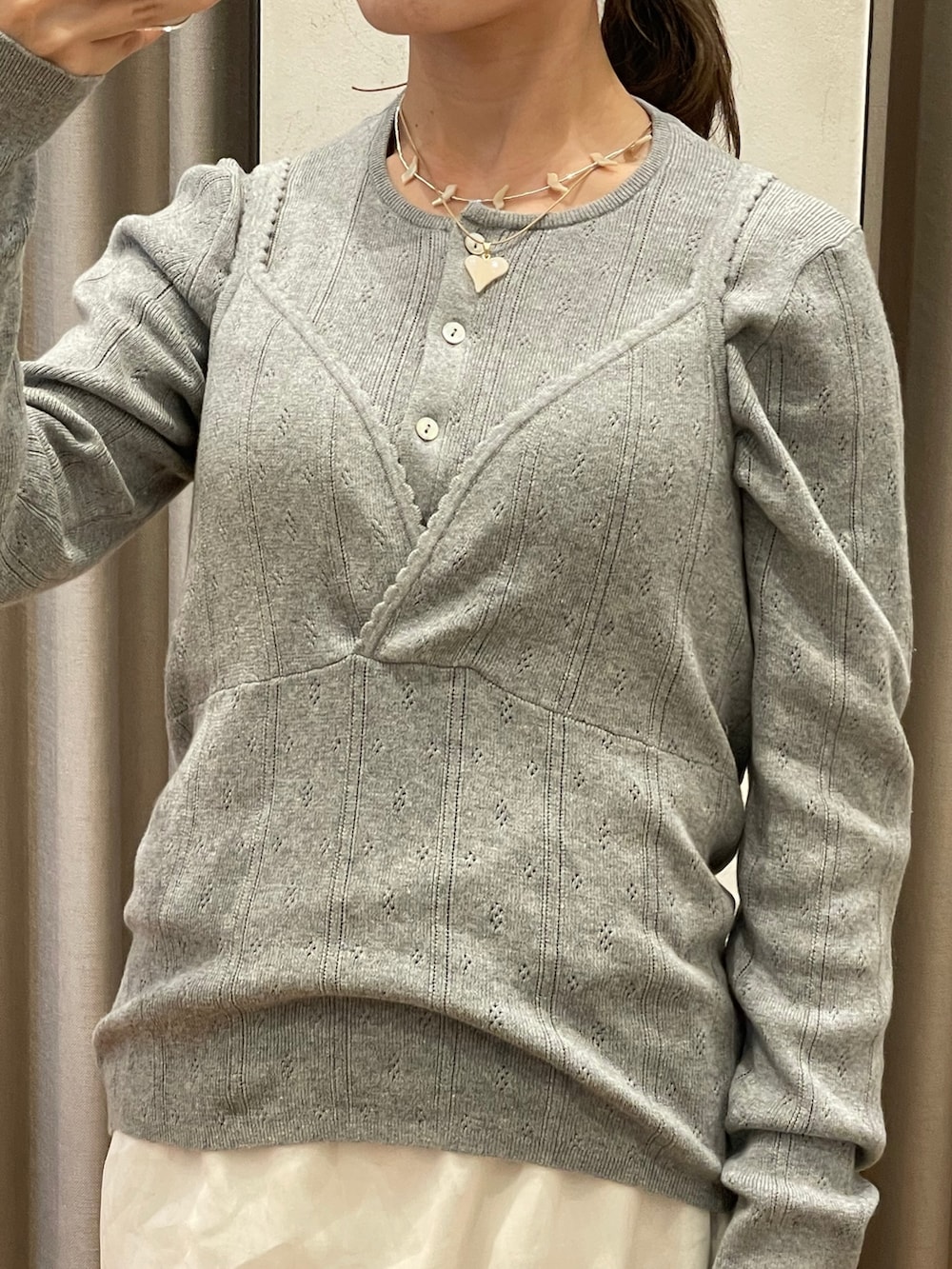 グレー系のニット/セーター、グレー系のニット/セーター、ベージュ系のスカートを着用したレディースの冬コーディネートの5枚目の写真