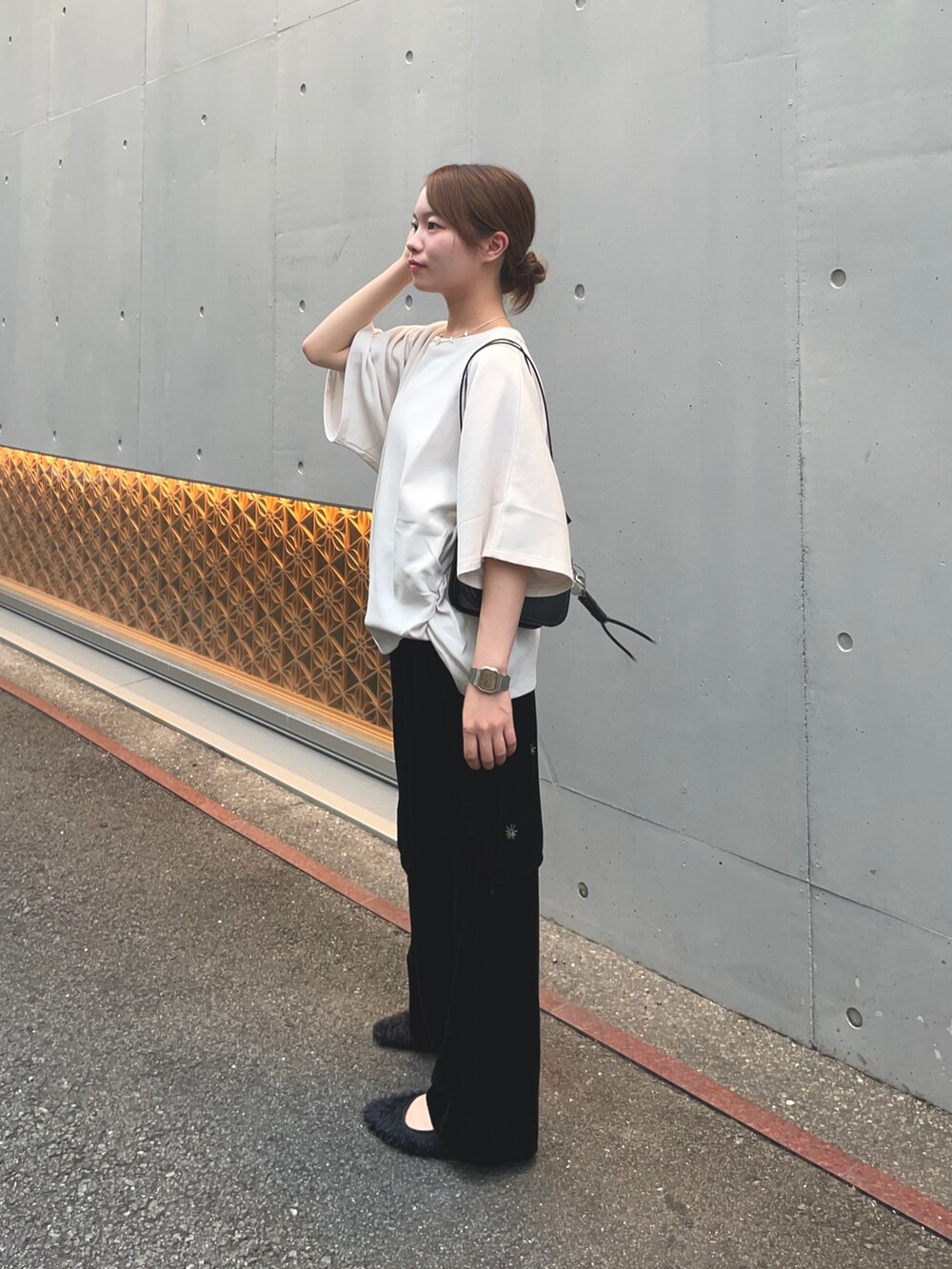 ブラック系のその他シューズ、ブラック系のショルダーバッグ、ブラック系のその他パンツを着用したレディースの秋コーディネートの7枚目の写真