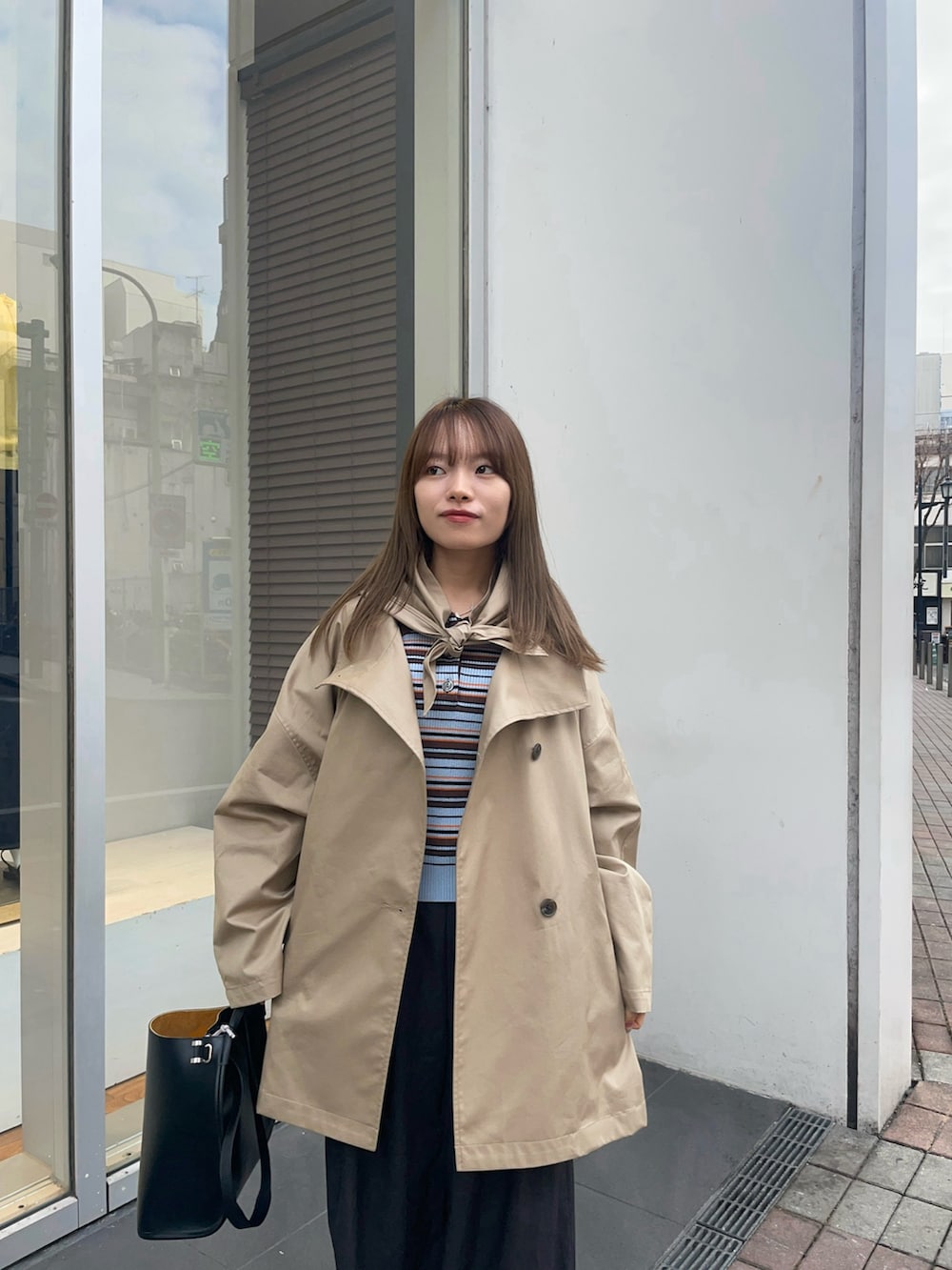 その他のニット/セーター、ベージュ系のトレンチコート、グレー系のその他パンツを着用したレディースの冬コーディネートの2枚目の写真