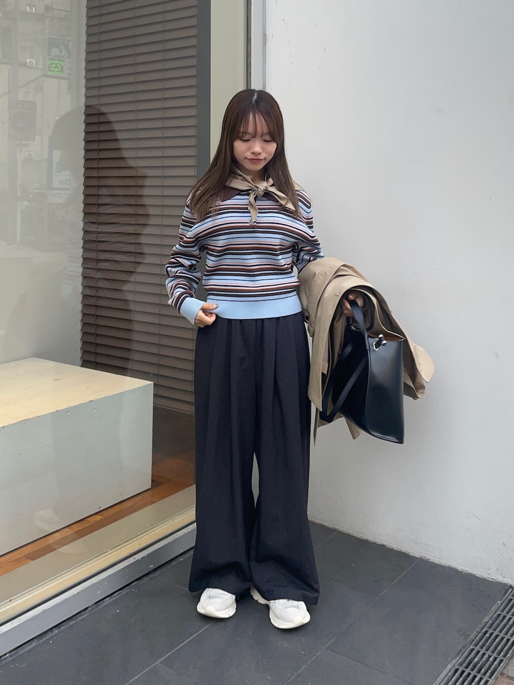 その他のニット/セーター、ベージュ系のトレンチコート、グレー系のその他パンツを着用したレディースの冬コーディネートの9枚目の写真