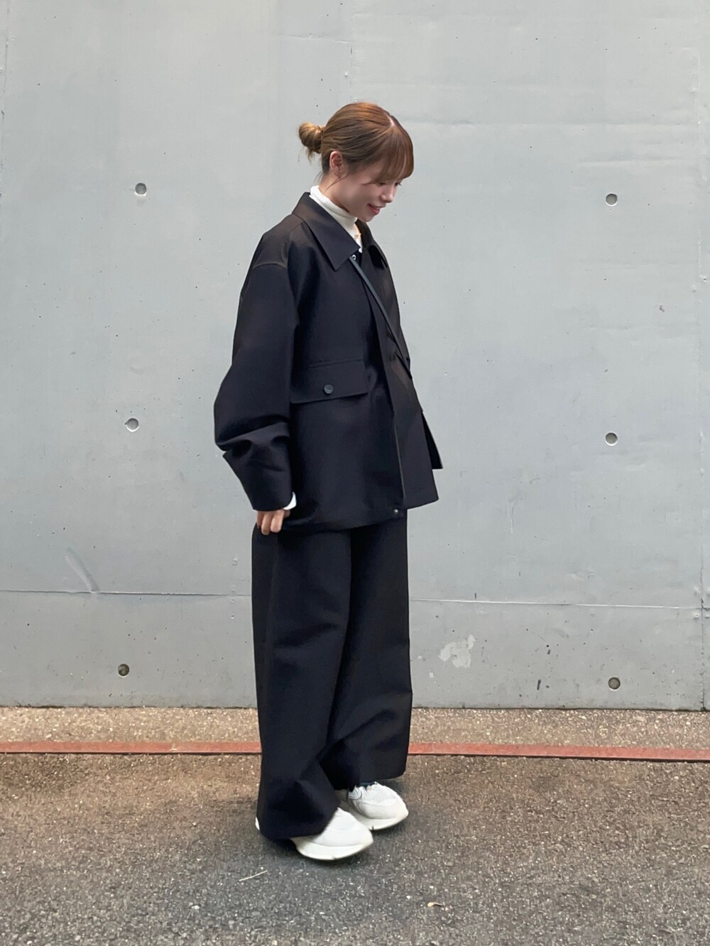 ホワイト系のニット/セーター、ブラック系のその他アウター、ブラック系のその他パンツを着用したレディースの秋コーディネートの3枚目の写真