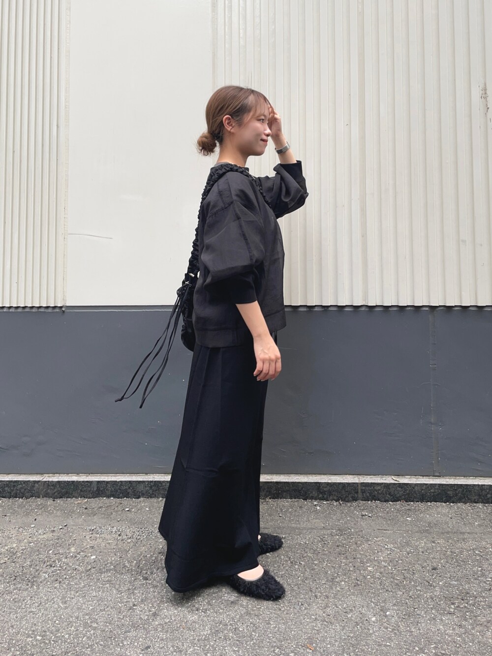 ブラック系のTシャツ/カットソー、ブラック系のTシャツ/カットソー、ブラック系のショルダーバッグを着用したレディースの秋コーディネートの6枚目の写真