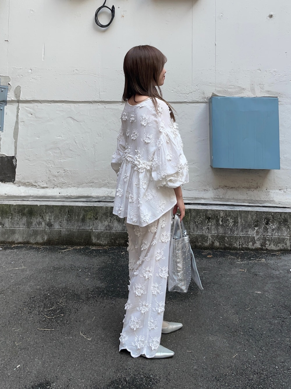 ホワイト系のカーディガン/ボレロ、ホワイト系のその他パンツ、シルバー系のトートバッグを着用したレディースの春コーディネートの7枚目の写真