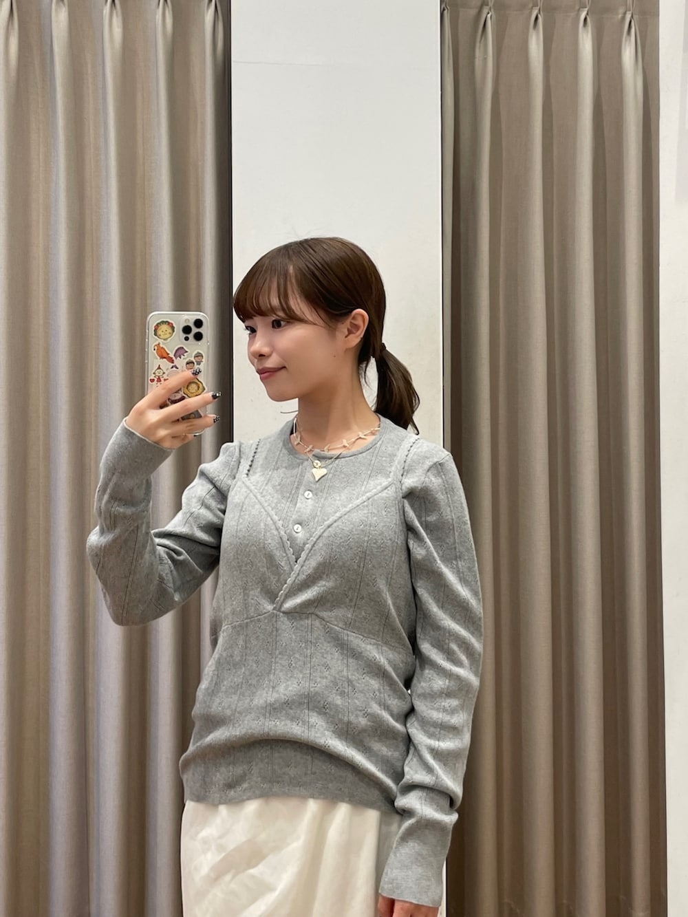 グレー系のニット/セーター、グレー系のニット/セーター、ベージュ系のスカートを着用したレディースの冬コーディネートの7枚目の写真