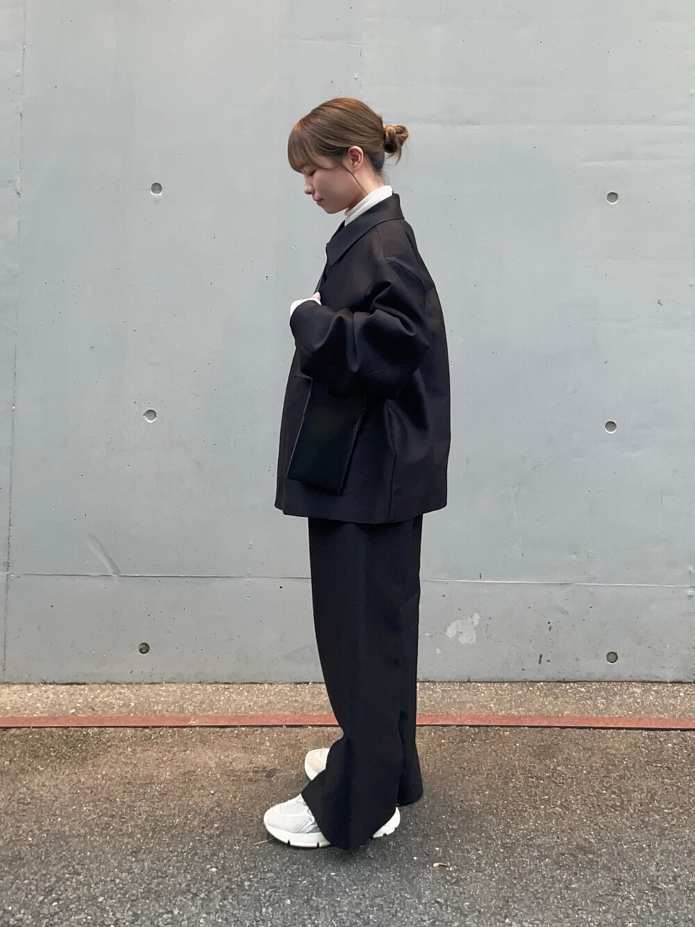 ホワイト系のニット/セーター、ブラック系のその他アウター、ブラック系のその他パンツを着用したレディースの秋コーディネートの6枚目の写真