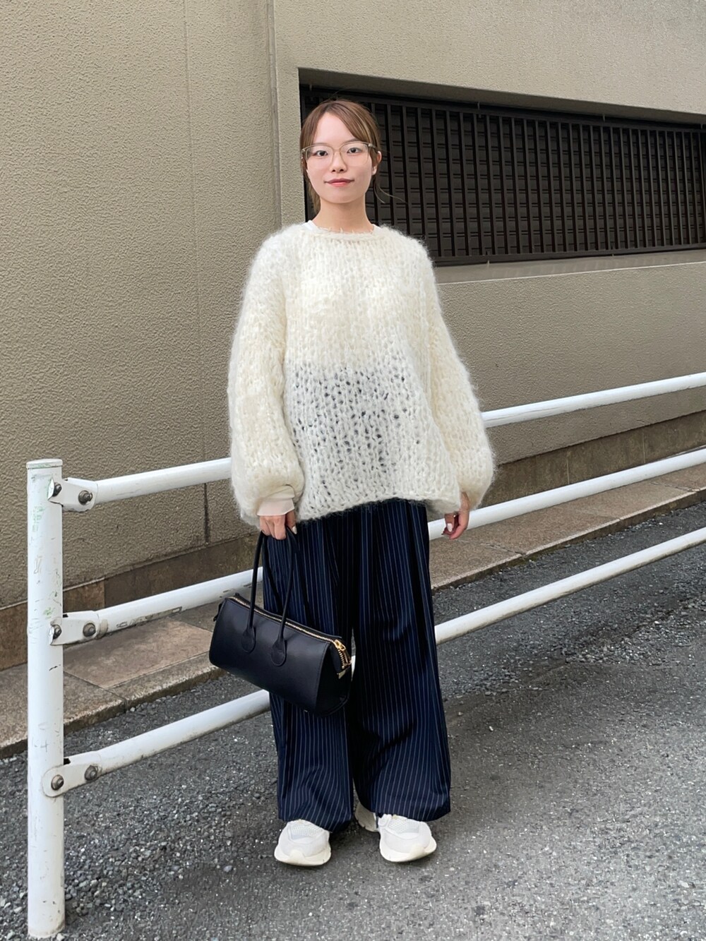 その他のその他パンツ、ブラック系のショルダーバッグ、ホワイト系のニット/セーターを着用したレディースの秋コーディネートの9枚目の写真