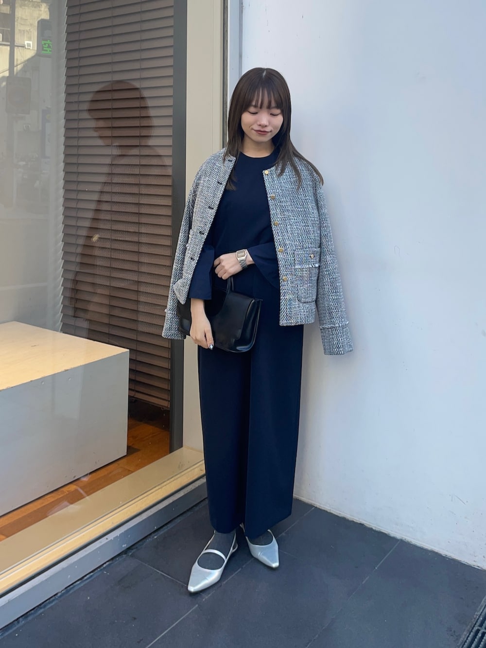ブラック系のノーカラージャケット、ブルー系のワンピース、シルバー系のパンプスを着用したレディースの冬コーディネートの10枚目の写真