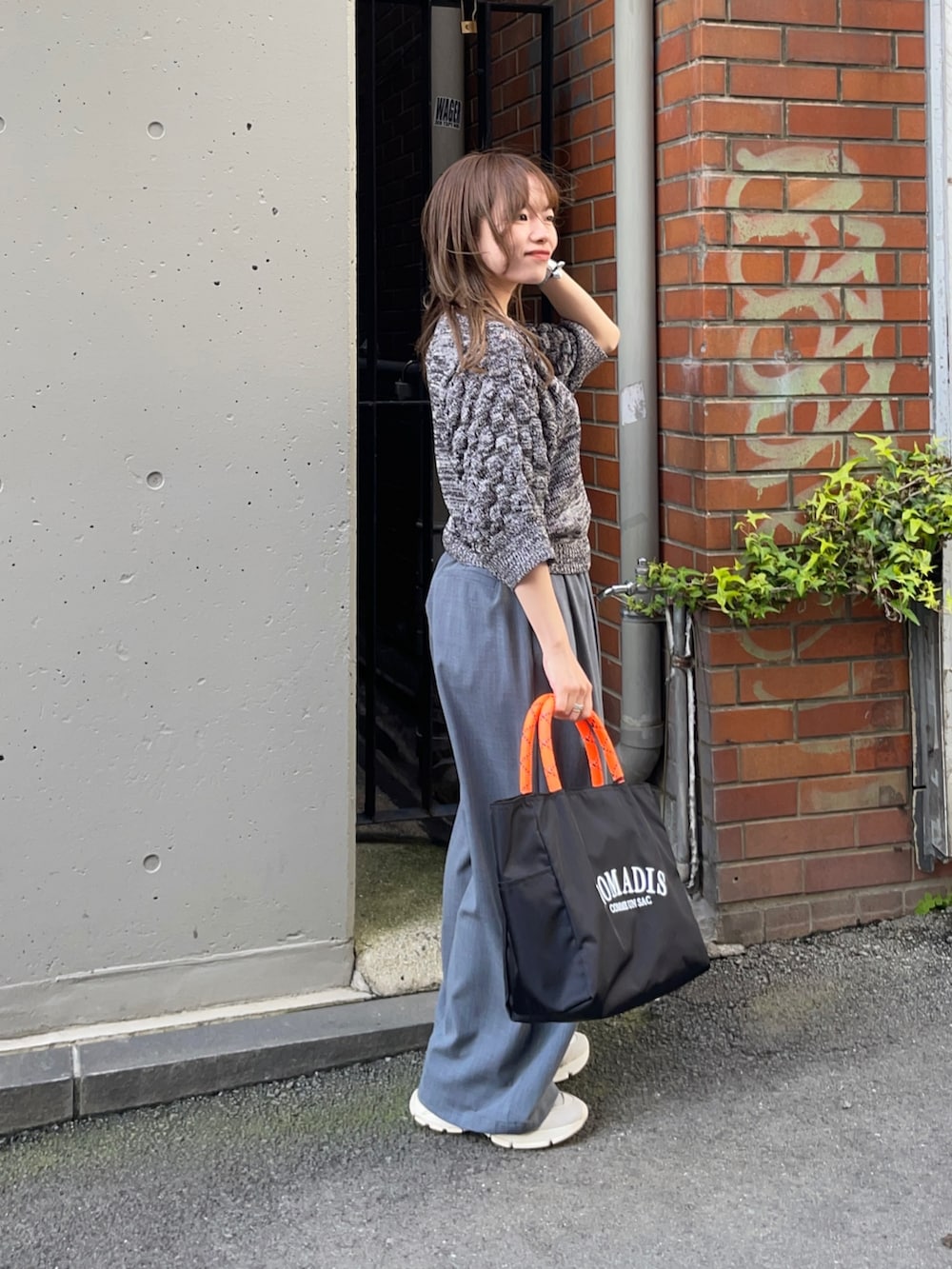 グレー系のニット/セーター、ブラック系のトートバッグ、グレー系のその他パンツを着用したレディースの春コーディネートの5枚目の写真