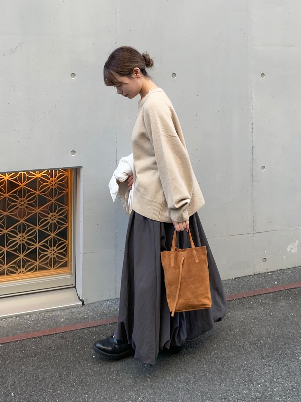 グリーン系のカーディガン/ボレロ、イエロー系のトートバッグを着用したレディースの秋コーディネートの3枚目の写真