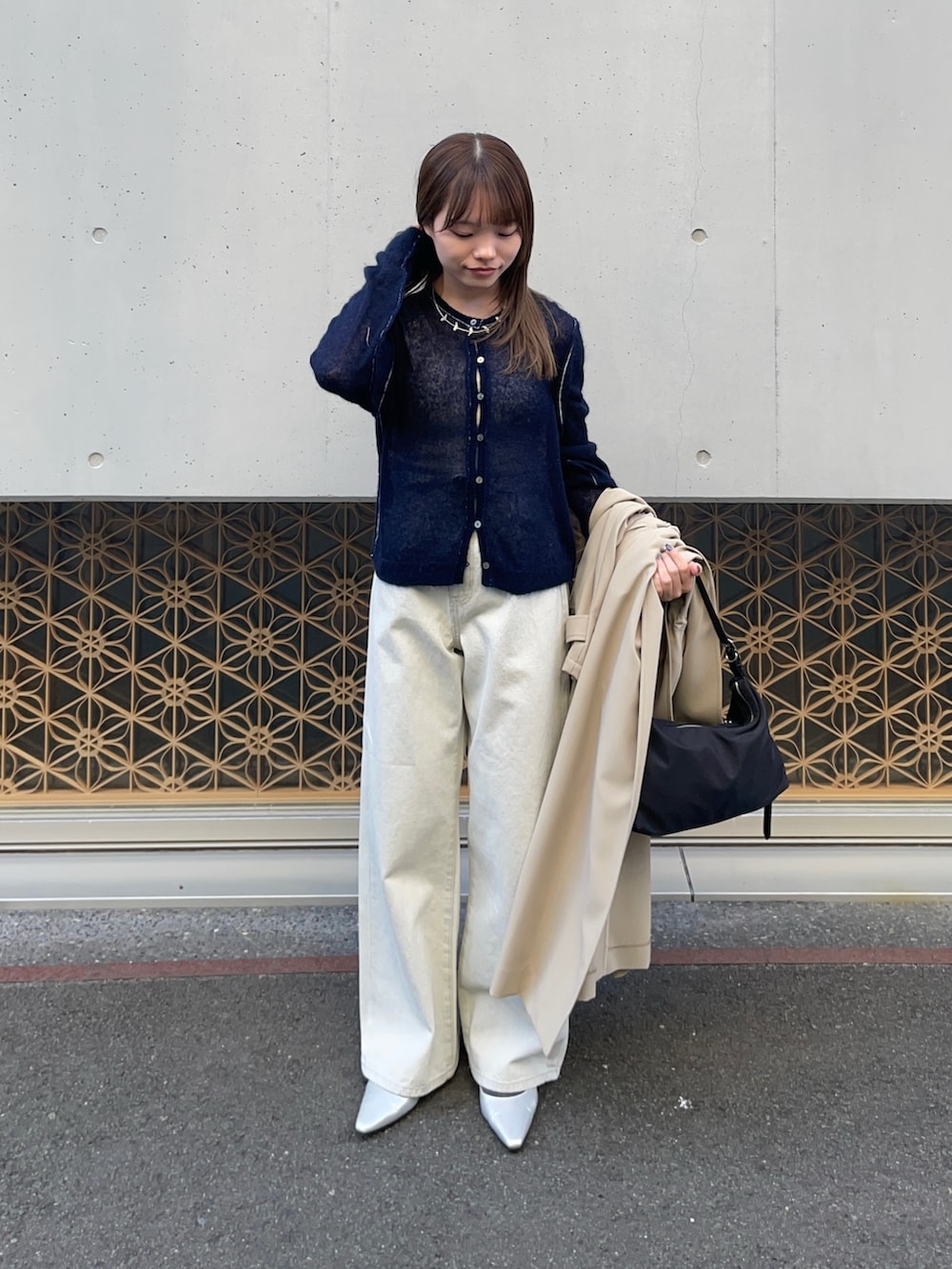 ベージュ系のトレンチコート、ブルー系のカーディガン/ボレロ、グレー系のデニムパンツを着用したレディースの冬コーディネートの7枚目の写真