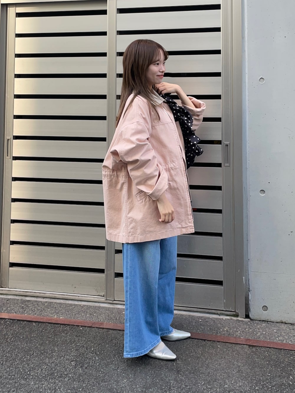 ピンク系のカバーオール、ブラック系のショルダーバッグ、ホワイト系のニット/セーターを着用したレディースの春コーディネートの5枚目の写真