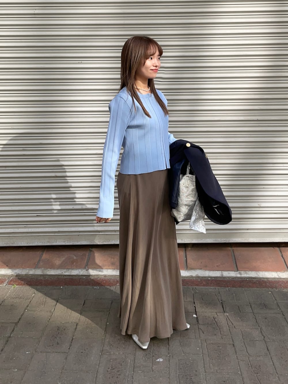 ブルー系のその他アウター、ブルー系のカーディガン/ボレロ、シルバー系のトートバッグを着用したレディースの春コーディネートの7枚目の写真