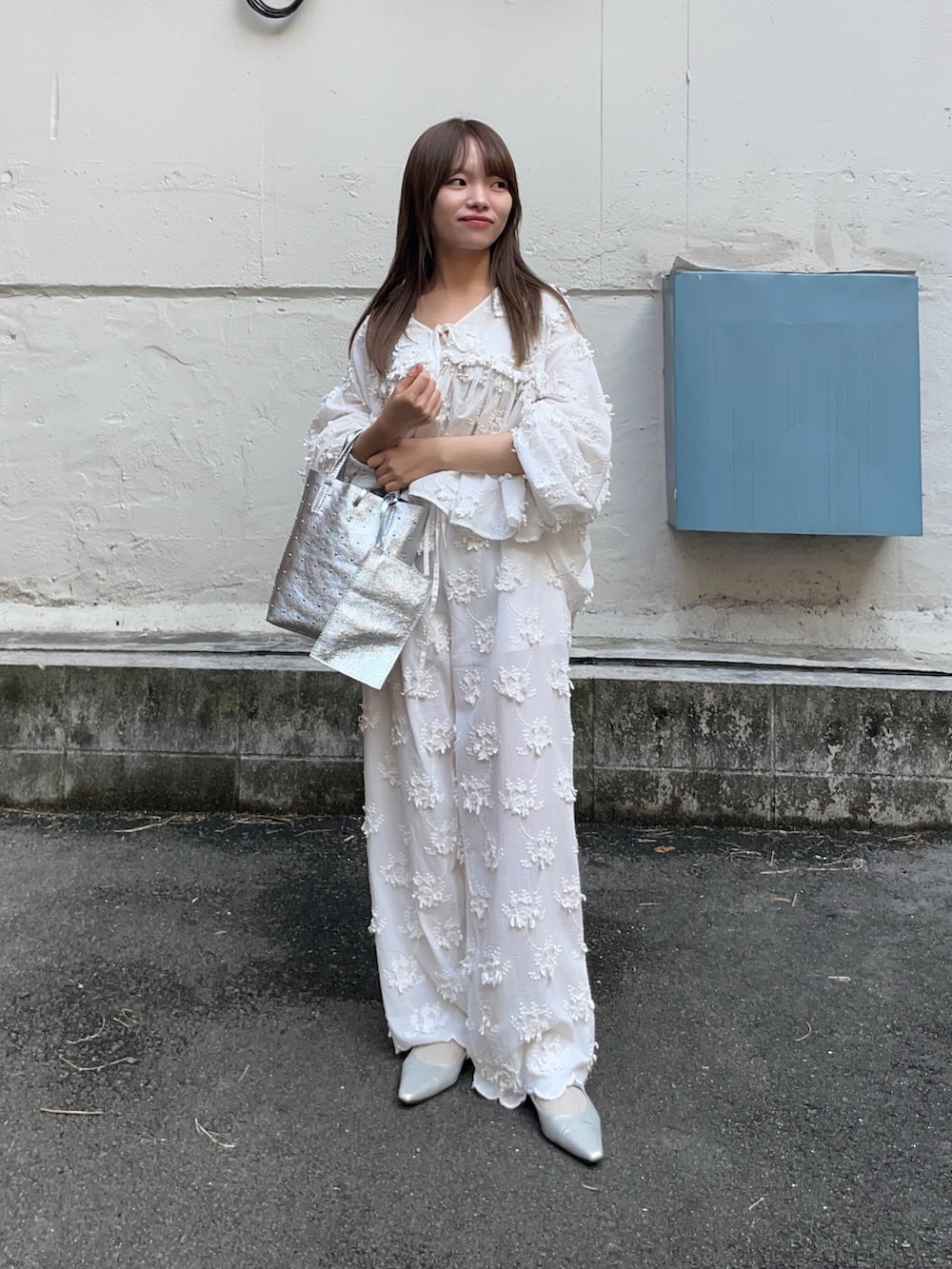 ホワイト系のカーディガン/ボレロ、ホワイト系のその他パンツ、シルバー系のトートバッグを着用したレディースの春コーディネートの8枚目の写真
