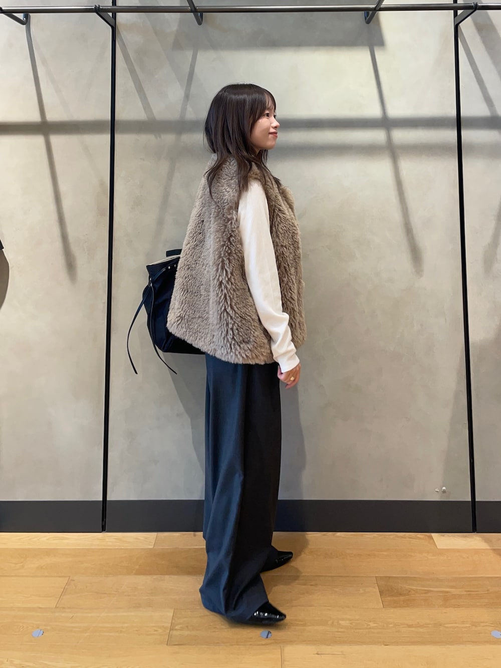 ホワイト系のTシャツ/カットソー、ブラック系のパンプス、ブラック系のトートバッグを着用したレディースの秋コーディネートの5枚目の写真