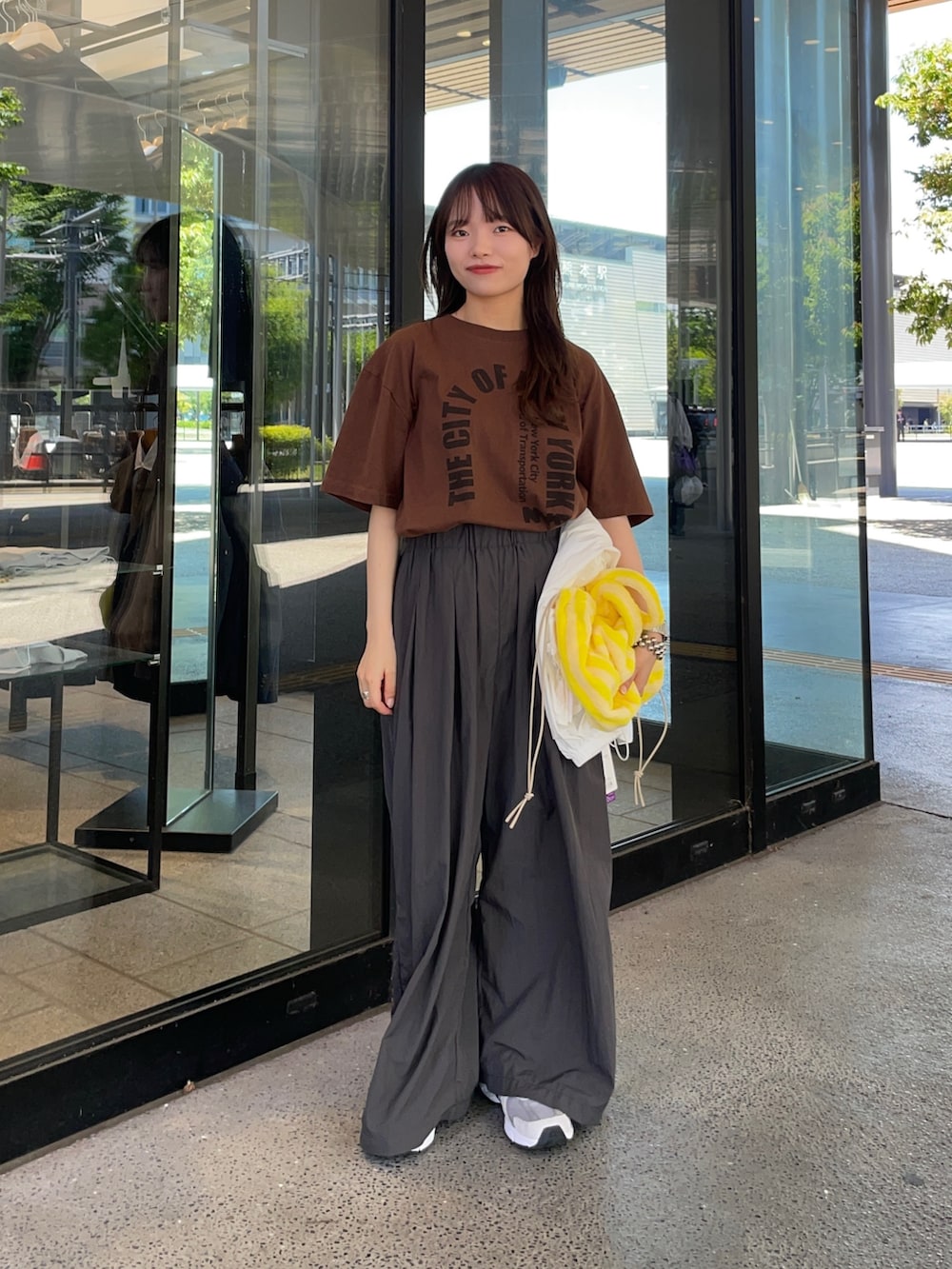 ホワイト系のブルゾン、グレー系のスニーカー、グレー系のその他パンツを着用したレディースの春コーディネートの7枚目の写真