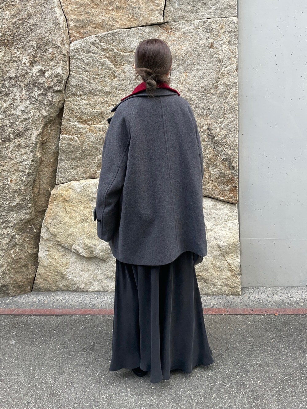 ブラック系のスカート、ブラック系のその他シューズ、ブラック系のショルダーバッグを着用したレディースの秋コーディネートの5枚目の写真