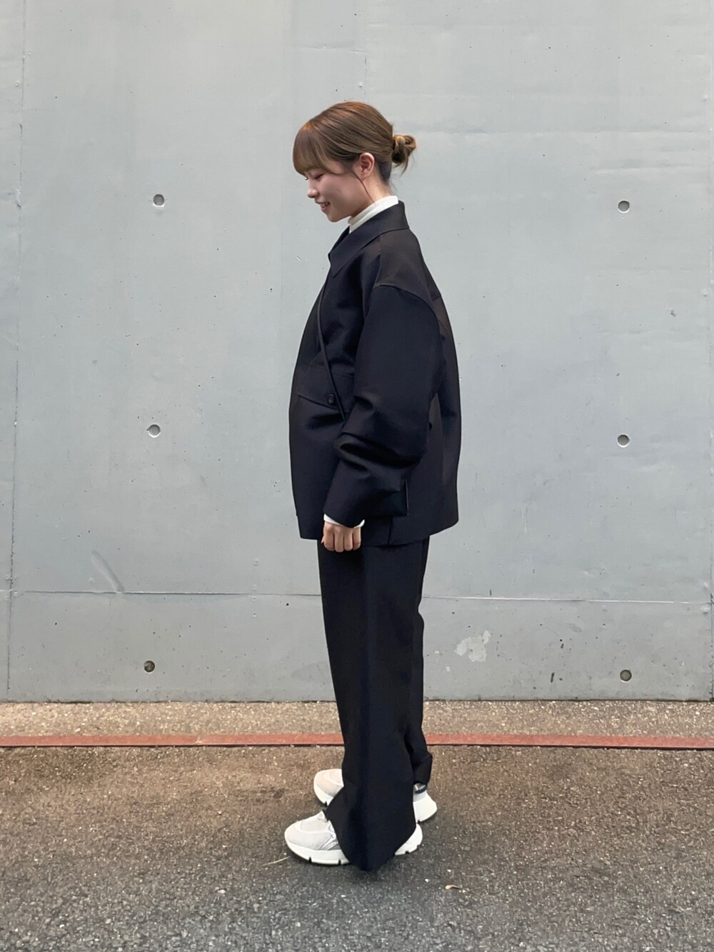 ホワイト系のニット/セーター、ブラック系のその他アウター、ブラック系のその他パンツを着用したレディースの秋コーディネートの7枚目の写真