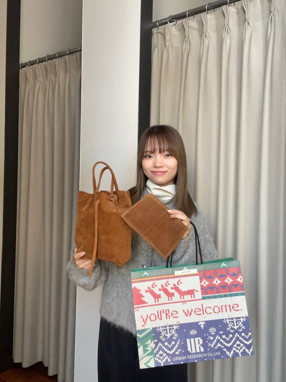 グリーン系のカーディガン/ボレロ、イエロー系のトートバッグを着用したレディースの秋コーディネートの2枚目の写真