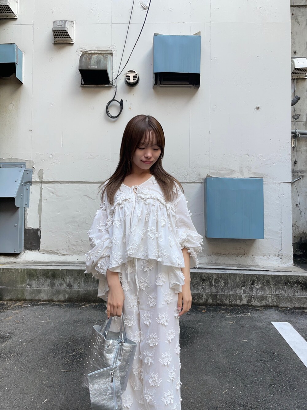 ホワイト系のカーディガン/ボレロ、ホワイト系のその他パンツ、シルバー系のトートバッグを着用したレディースの春コーディネートの6枚目の写真