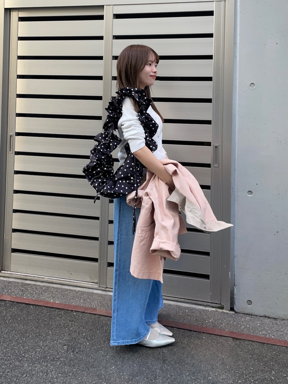 ピンク系のカバーオール、ブラック系のショルダーバッグ、ホワイト系のニット/セーターを着用したレディースの春コーディネートの8枚目の写真