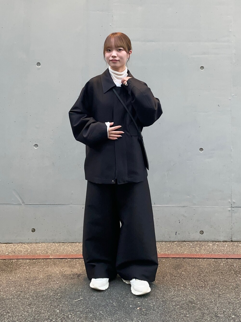 ホワイト系のニット/セーター、ブラック系のその他アウター、ブラック系のその他パンツを着用したレディースの秋コーディネートの8枚目の写真