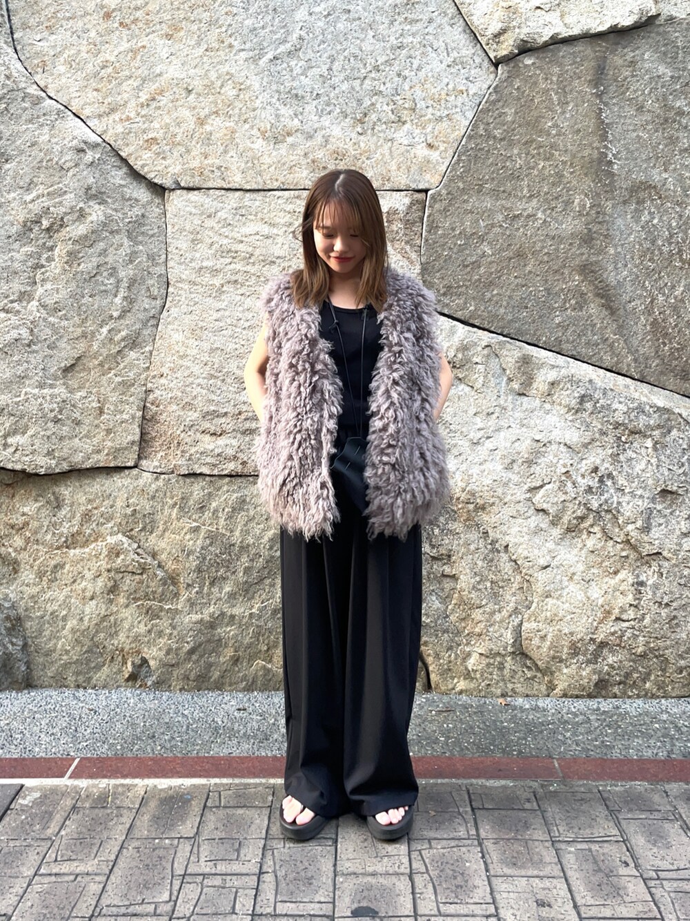 ブラック系のその他パンツ、ブラック系のサンダル、ブラック系のタンクトップを着用したレディースの夏コーディネートの6枚目の写真