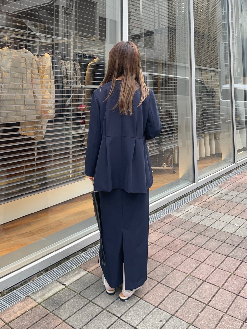 ブルー系のノーカラージャケット、ブルー系のワンピース、シルバー系のパンプスを着用したレディースの冬コーディネートの5枚目の写真
