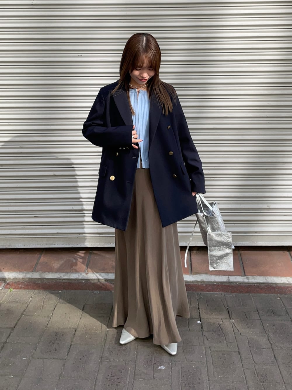 ブルー系のその他アウター、ブルー系のカーディガン/ボレロ、シルバー系のトートバッグを着用したレディースの春コーディネートの2枚目の写真