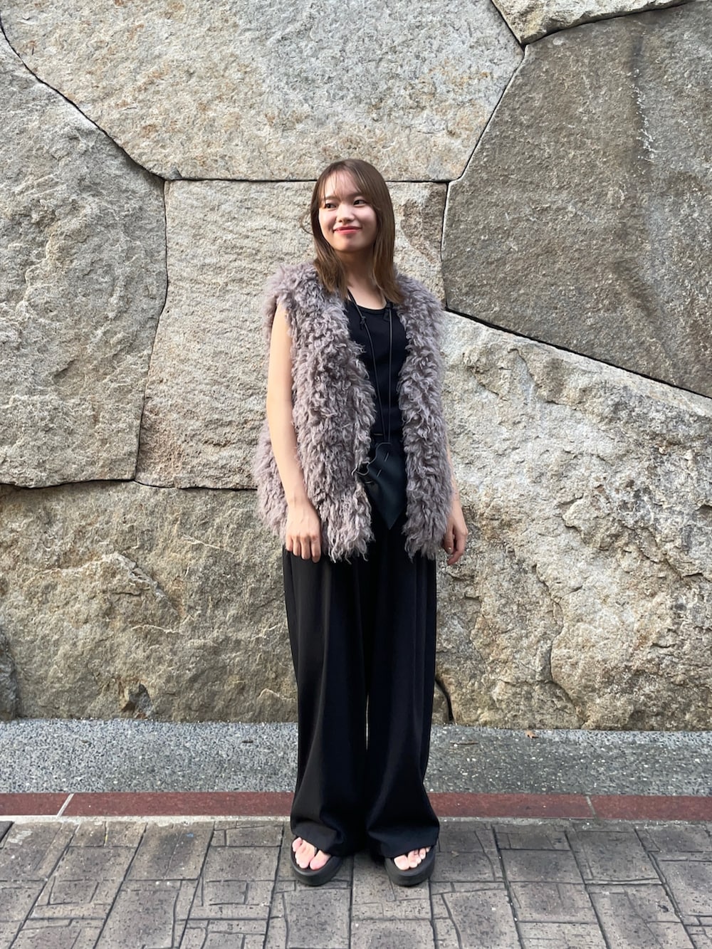 ブラック系のその他パンツ、ブラック系のサンダル、ブラック系のタンクトップを着用したレディースの夏コーディネートの7枚目の写真