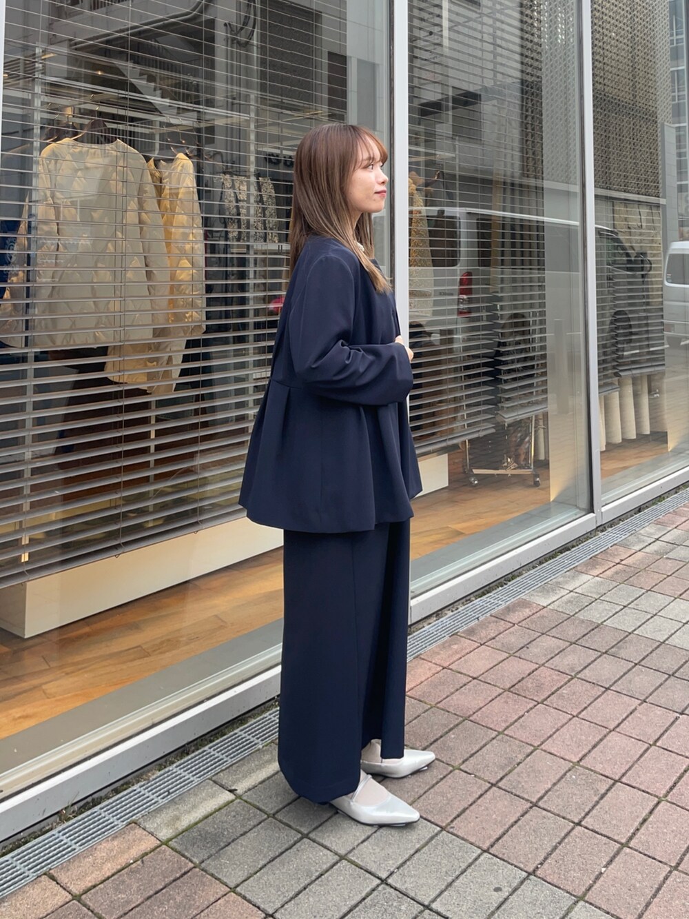 ブルー系のノーカラージャケット、ブルー系のワンピース、シルバー系のパンプスを着用したレディースの冬コーディネートの4枚目の写真