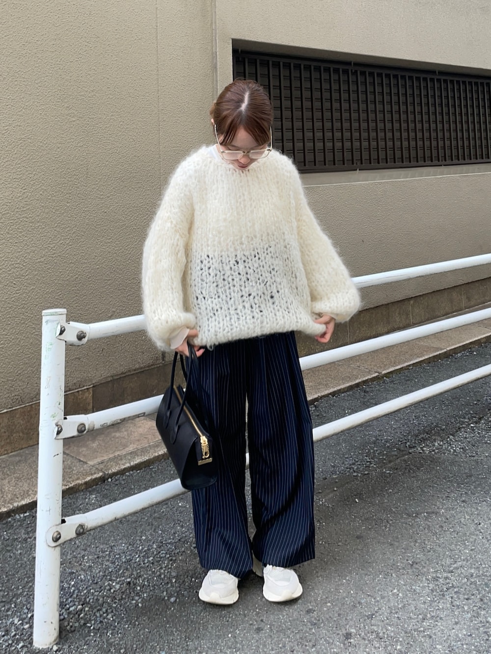 その他のその他パンツ、ブラック系のショルダーバッグ、ホワイト系のニット/セーターを着用したレディースの秋コーディネートの8枚目の写真